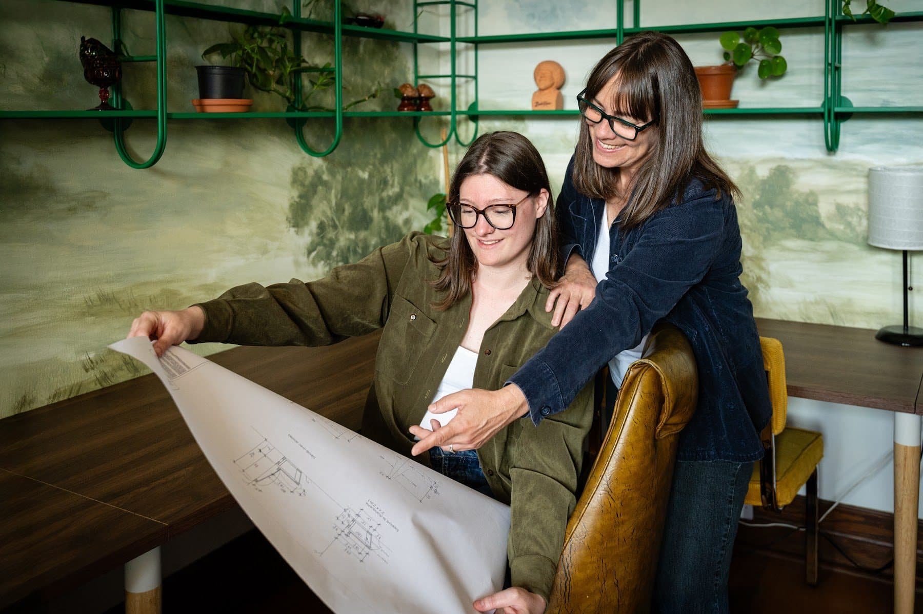 Florence Aubuchon et Catherine Bertrand, designers chez Atelier FlorA, penchées sur un plan