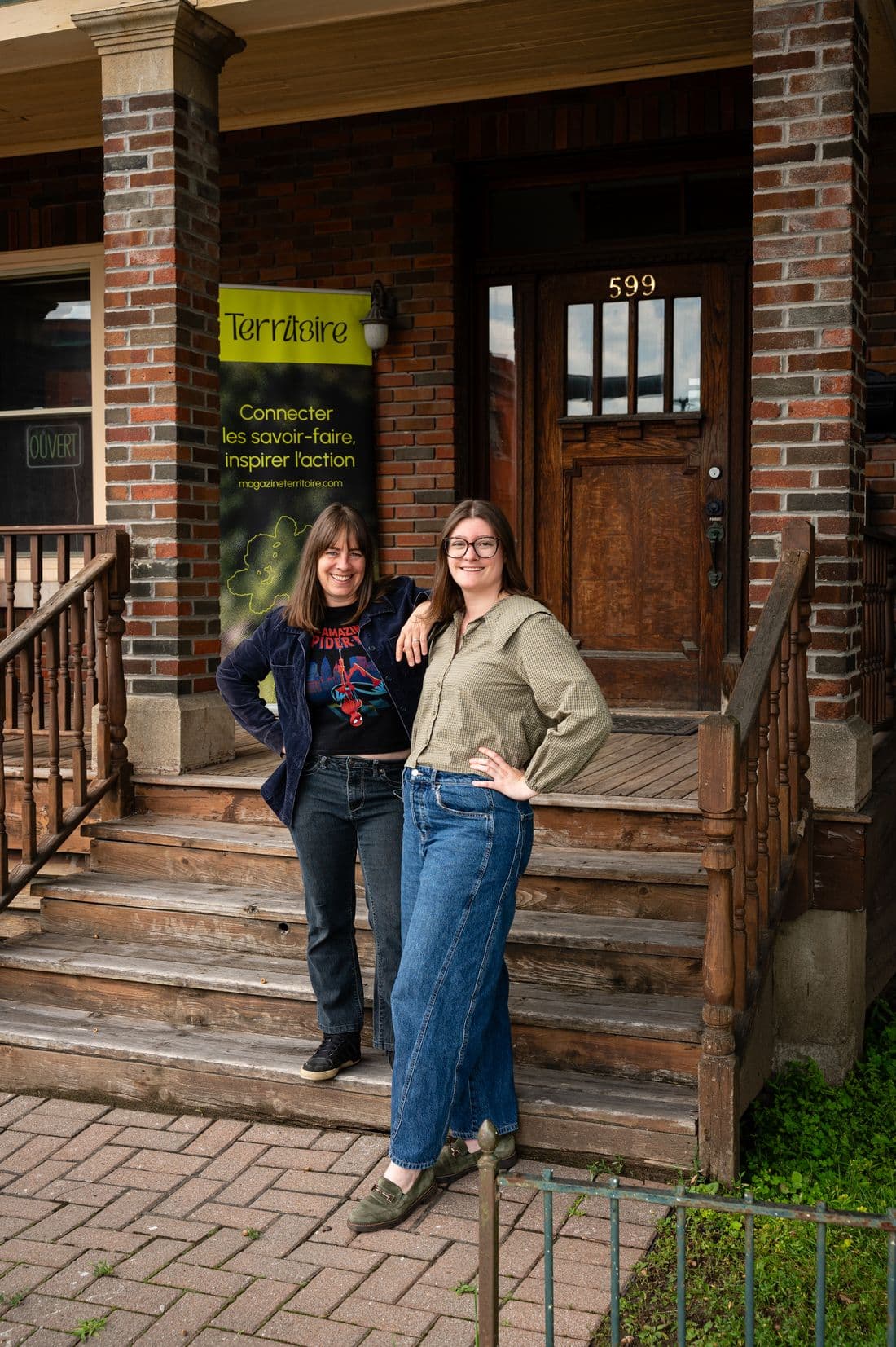 Florence Aubuchon et Catherine Bertrand sur le perron du 599, rue Principale à Lachute, où se trouve le bureau d'Atelier FlorA