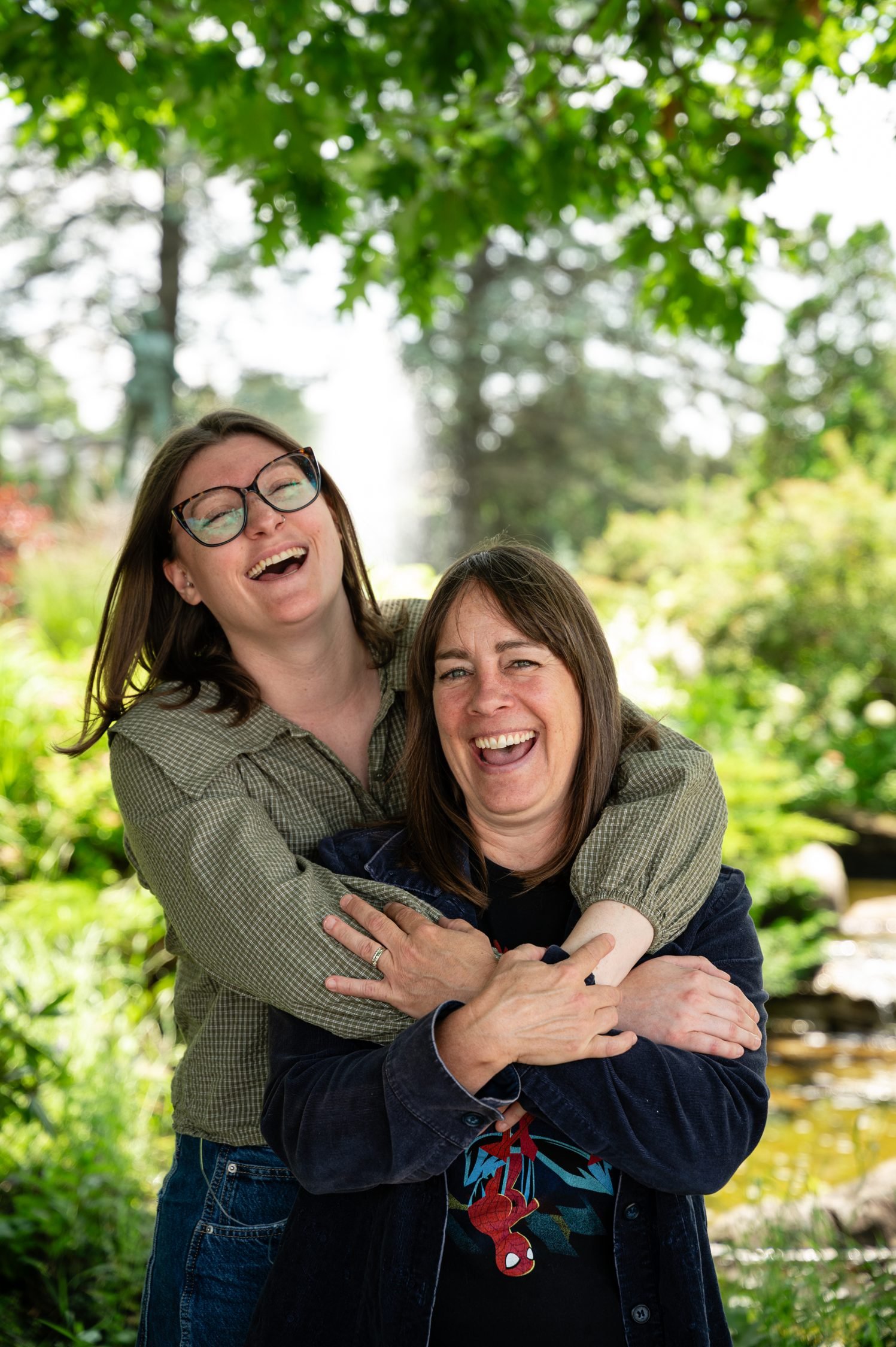Florence Aubuchon et Catherine Bertrand, cofondatrices d'Atelier FlorA, qui rient ensemble dans un parc
