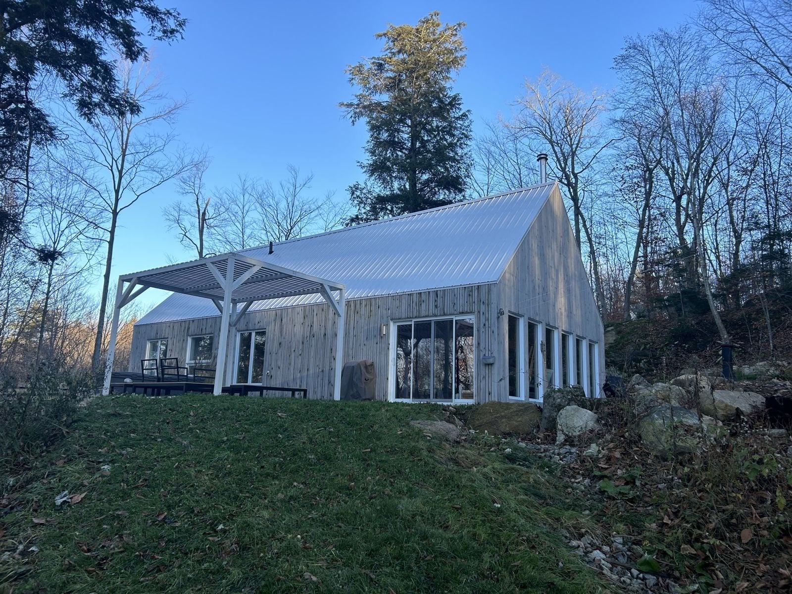 Maison au bardage de bois et toiture métallique