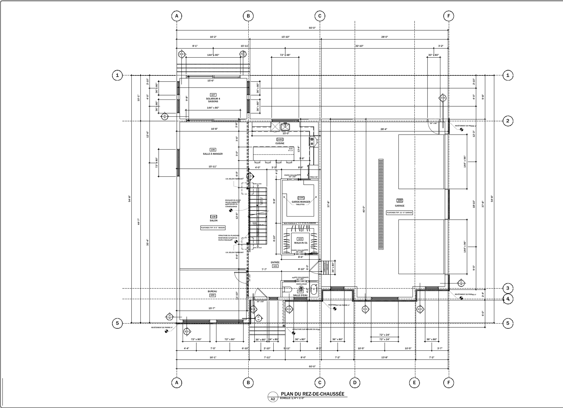 Plan de rez-de-chaussée coté d'une maison avec solarium, cuisine, salon et garage