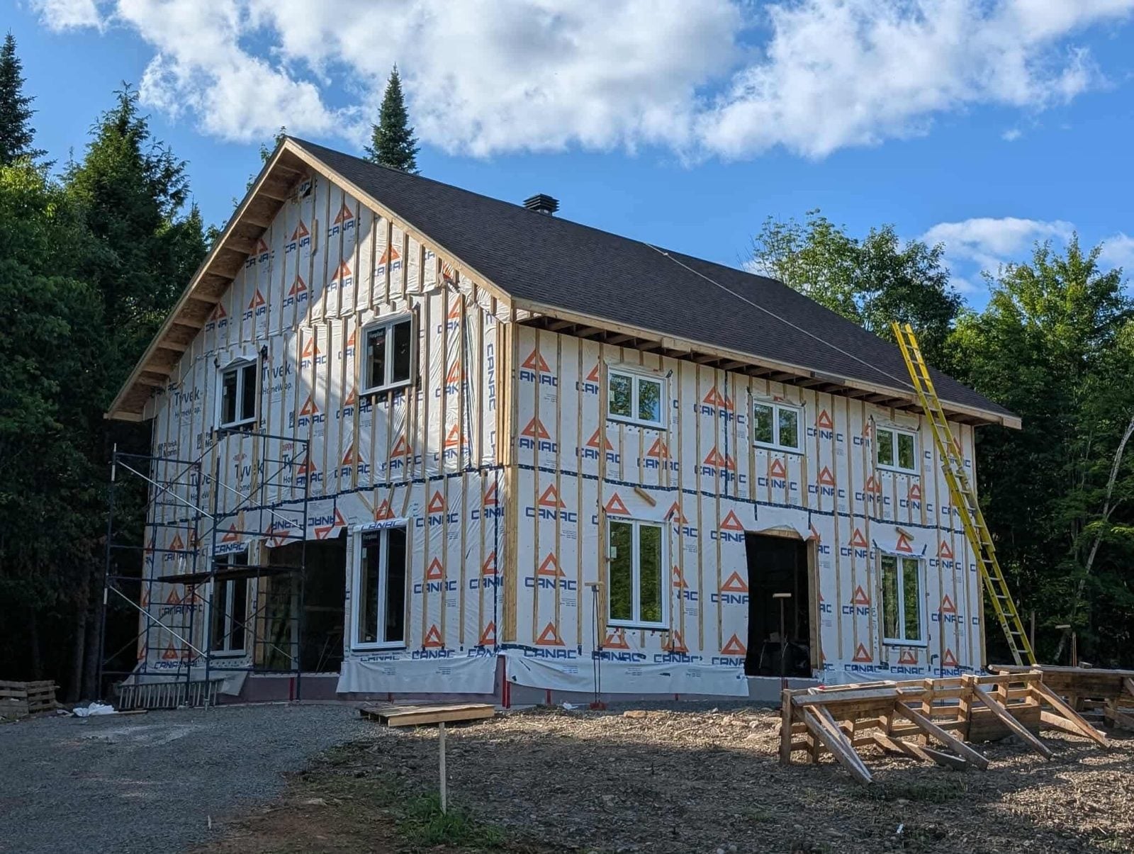Maison à étage en chantier avec échafaudage, avant le revêtement