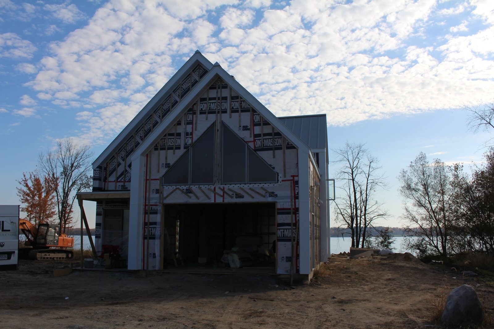 Photo du chantier : la charpente de la maison avant le revêtement