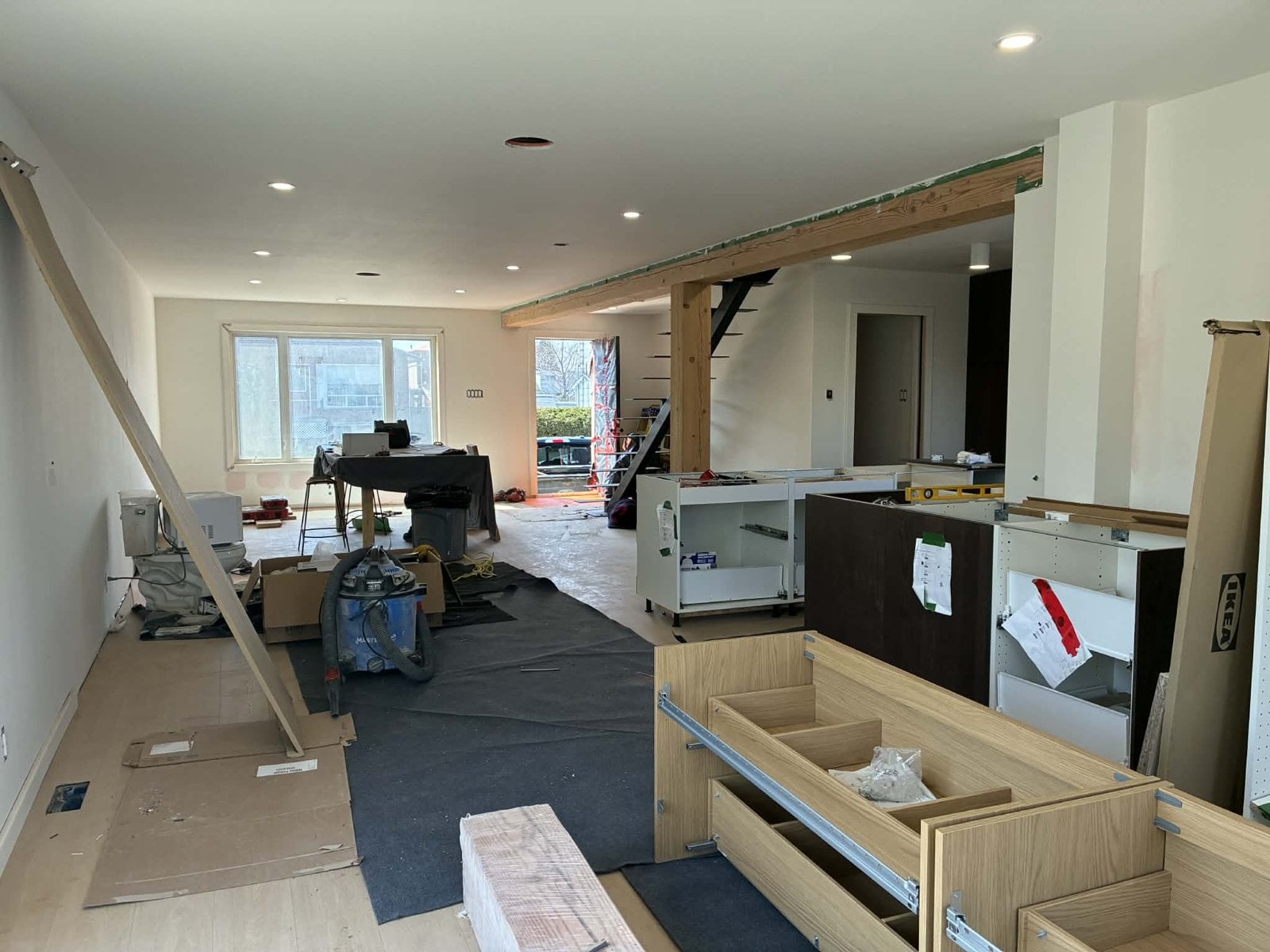 During the work: open-plan living room and kitchen, floor installed and work in progress